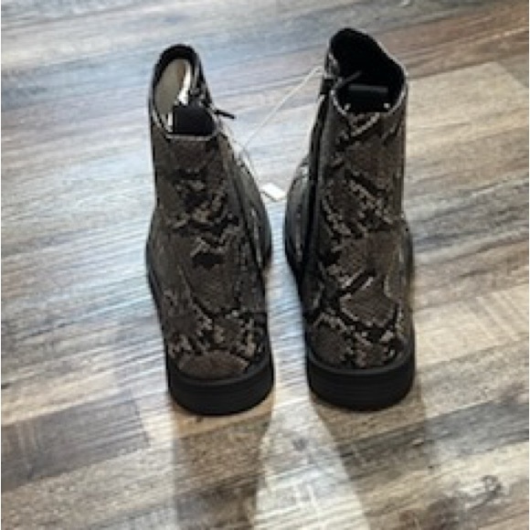 Zara Grey Faux Snake Skin Ankle Boots (NWT) Size: 6 / Item# 91-337 - Picture 4 of 6